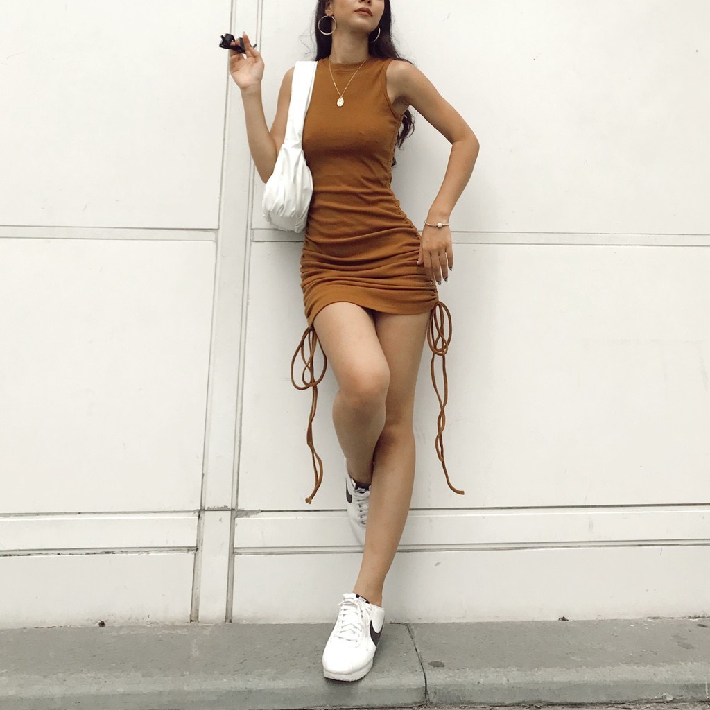 váy body cổ tròn chất tăm dây rút hai bên hông màu nâu điệu đà