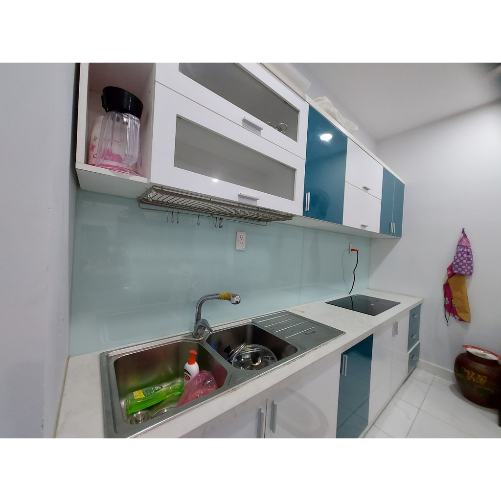 Kính màu ốp bếp