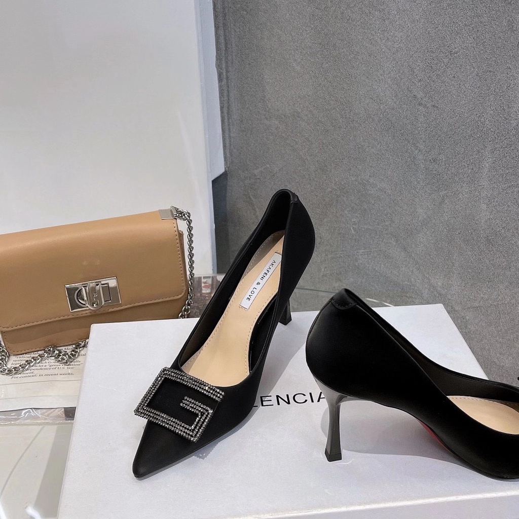 Giày thời trang nữ QBEL ❤️FREESHIP❤️ Giày công sở cao gót da lụa mũi nhọn, gót nhọn khuy chữ G cao 8cm 8213-1