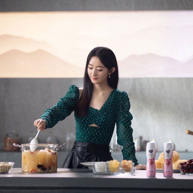 Áo kiểu chấm bi tay dài Triệu Lệ Dĩnh