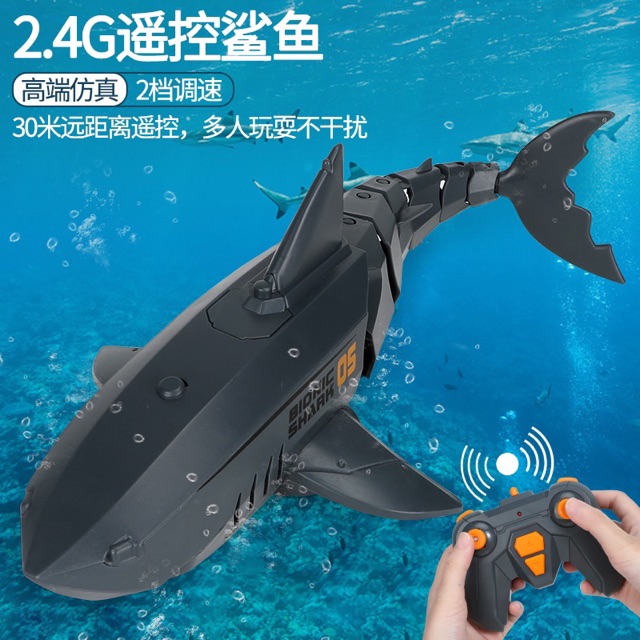 Cá mập điều khiển dưới nước màu đen