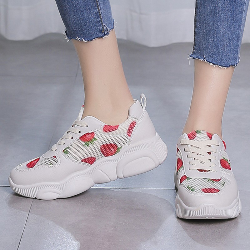 Giày sneaker thoáng khí hình dâu tây cho nữ