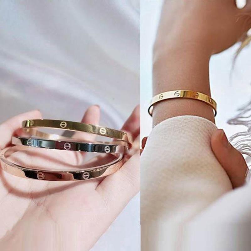 Vòng tay nữ mạ titan đính đá pha lê khắc họa tiết thiết kế đơn giản thời trang