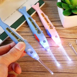 Cây lấy ráy tai có đèn hình cá đáng yêu