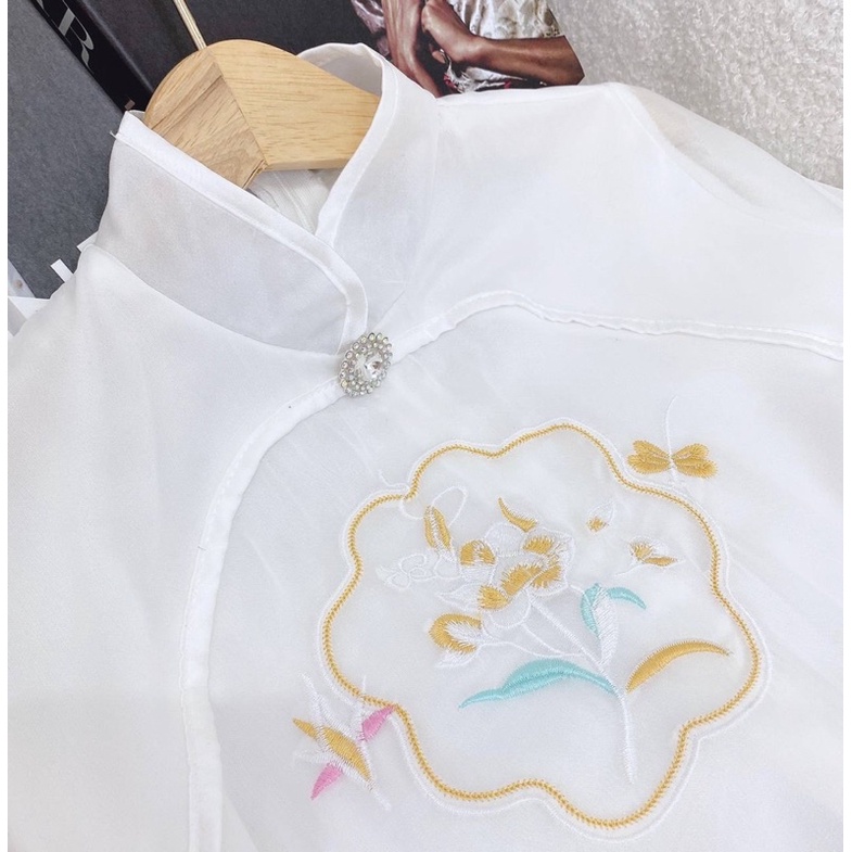 Áo dài trắng thêu hoa tay voan cách tân