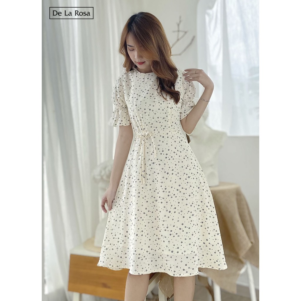 Đầm Trắng Hoa Đen Đỏ Rút Dây Eo Nhẹ Nhàng Nữ Tính - De La Rosa | BigBuy360 - bigbuy360.vn
