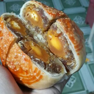 Bánh pía nhân thập cẩm gà quay hai trứng muối. Bánh mới mỗi ngày. Oder trước 1 ngày nha khách.