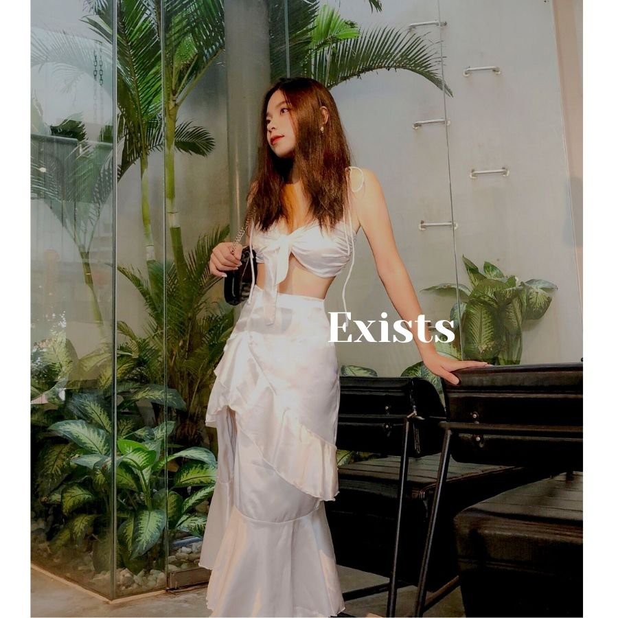 Chân váy lụa xẻ cao viền bèo màu trắng EXCV28 EXISTS BEAUTY | BigBuy360 - bigbuy360.vn