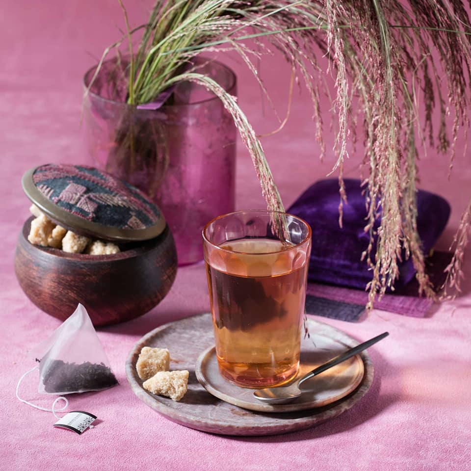 Trà đen blackcurrant Harney and Sons hộp thiếc