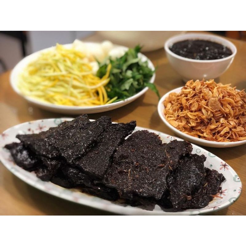 HỘP 500G KHÔ BÒ ĐEN CÓ KÈM NƯỚC XỐT BÒ NHÀ LÀM.