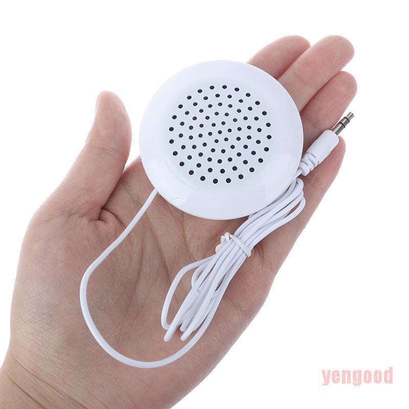 Loa nghe nhạc kết nối MP3 jack cắm 3.5mm màu trắng đặt bên cạnh gối nằm tiện dụng