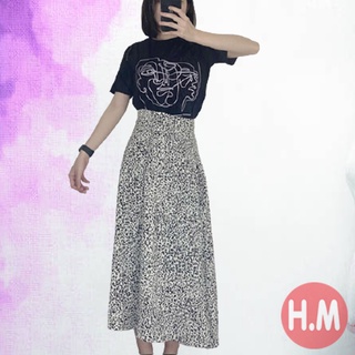 Chân váy da beo midi, áo phông tay lỡ pull đen
