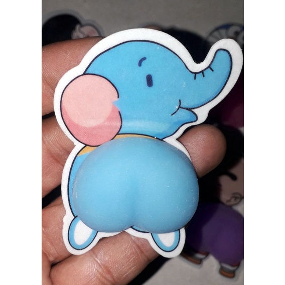 Một cái đồ chơi mô hình Mong Xinh bóp xả stress có nhiều màu sắc rất xinh