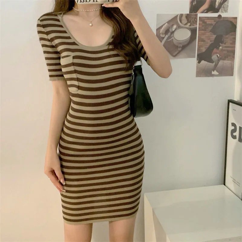 Váy đầm len body cộc tay cổ bẻ sẻ V túi ngực kẻ ngang nhỏ hot