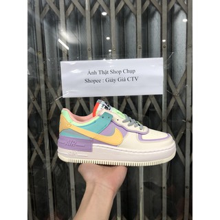 Giày sneaker màu sắc