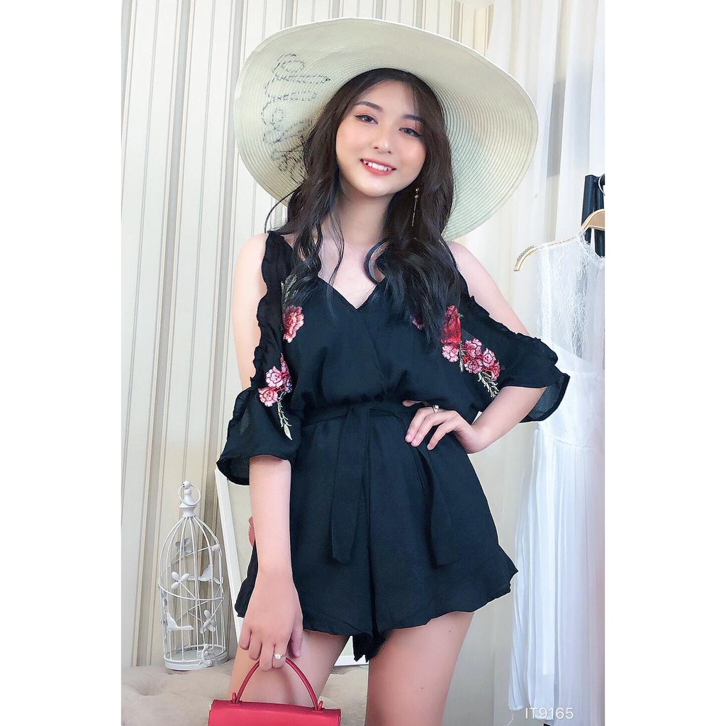 Jump cổ V khoét vai đính hoa hồng thêu