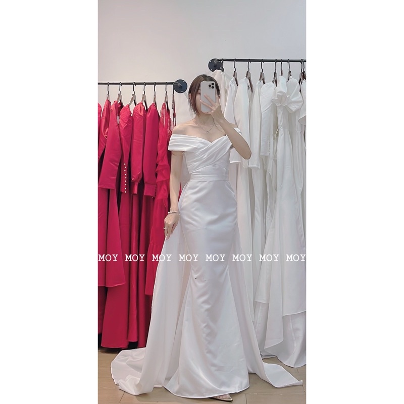 Váy bệt vai xếp ly body đuôi cá đan lưng kèm vạt - Váy cưới, đầm cưới thiết kế đi bàn đơn giản, nhẹ nhàng, sang trọng.