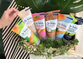 Sữa rửa mặt tẩy da chết Stives 