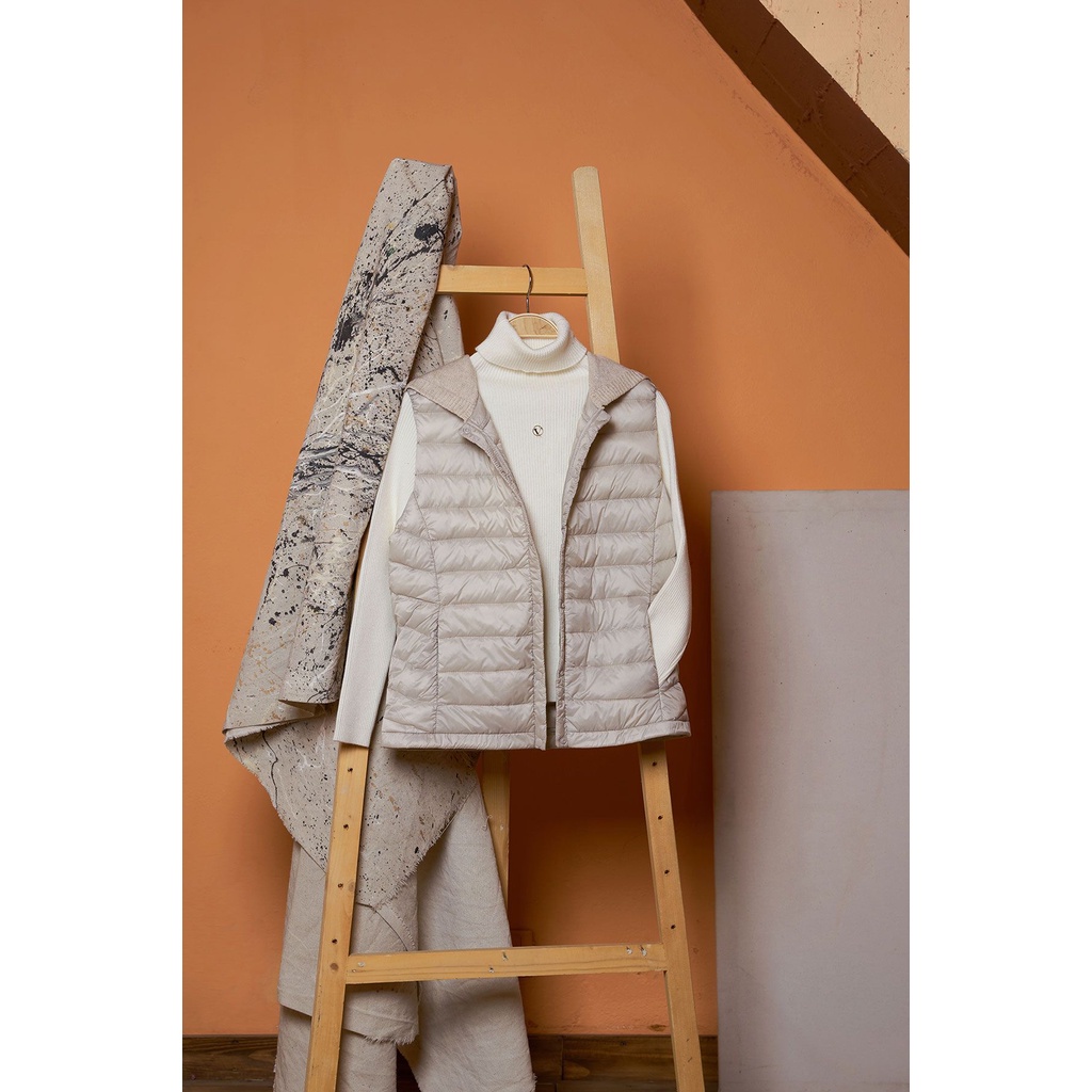 Áo phao gile lông vũ, mũ len by LEH H65P21T017