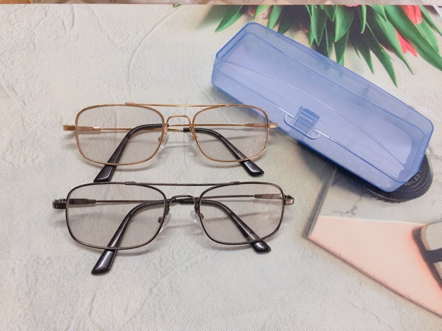 (Hàng mới) Kính đổi màu gọng titan dẻo hai cầu-tặng kèm hộp và khăn lau (ảnh tự chụp) | BigBuy360 - bigbuy360.vn