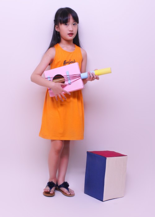 Đầm bé gái khoét lưng thun cam Jadiny