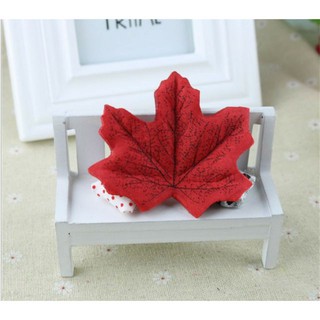 Lá phong đỏ kết áo hay trang trí