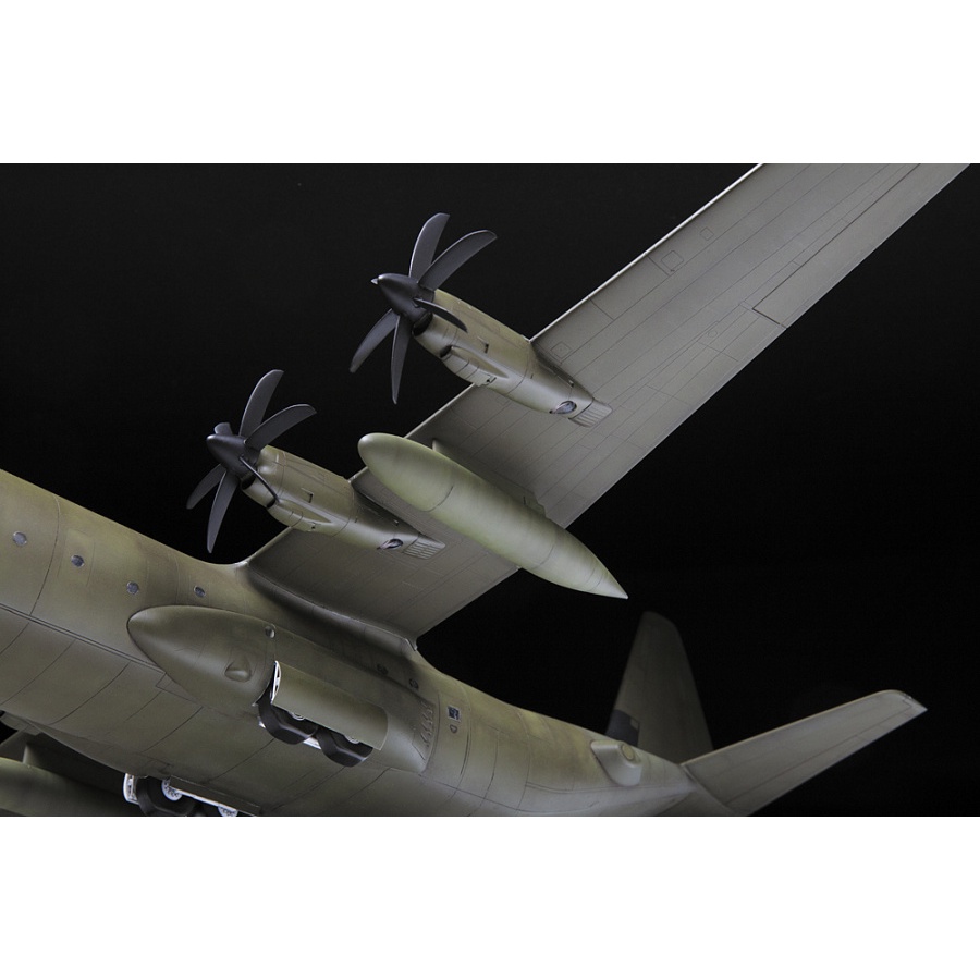Mô hình lắp ráp | Máy bay vận tải hạng nặng Lockheed C-130J-30 | Zvezda