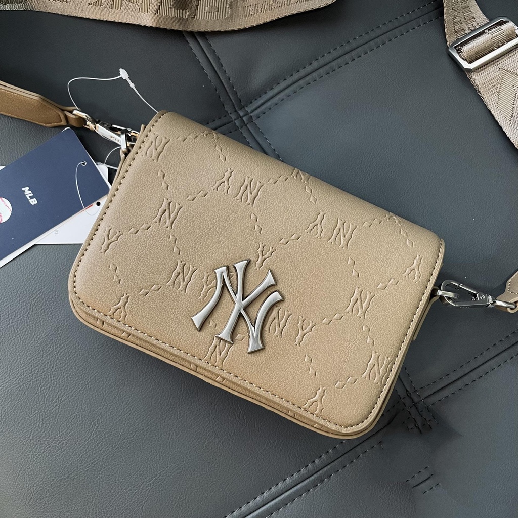 ✅  Túi DA MLB Monogram Diamond Embo MIni Crossbody Bag New York Yankees Brown