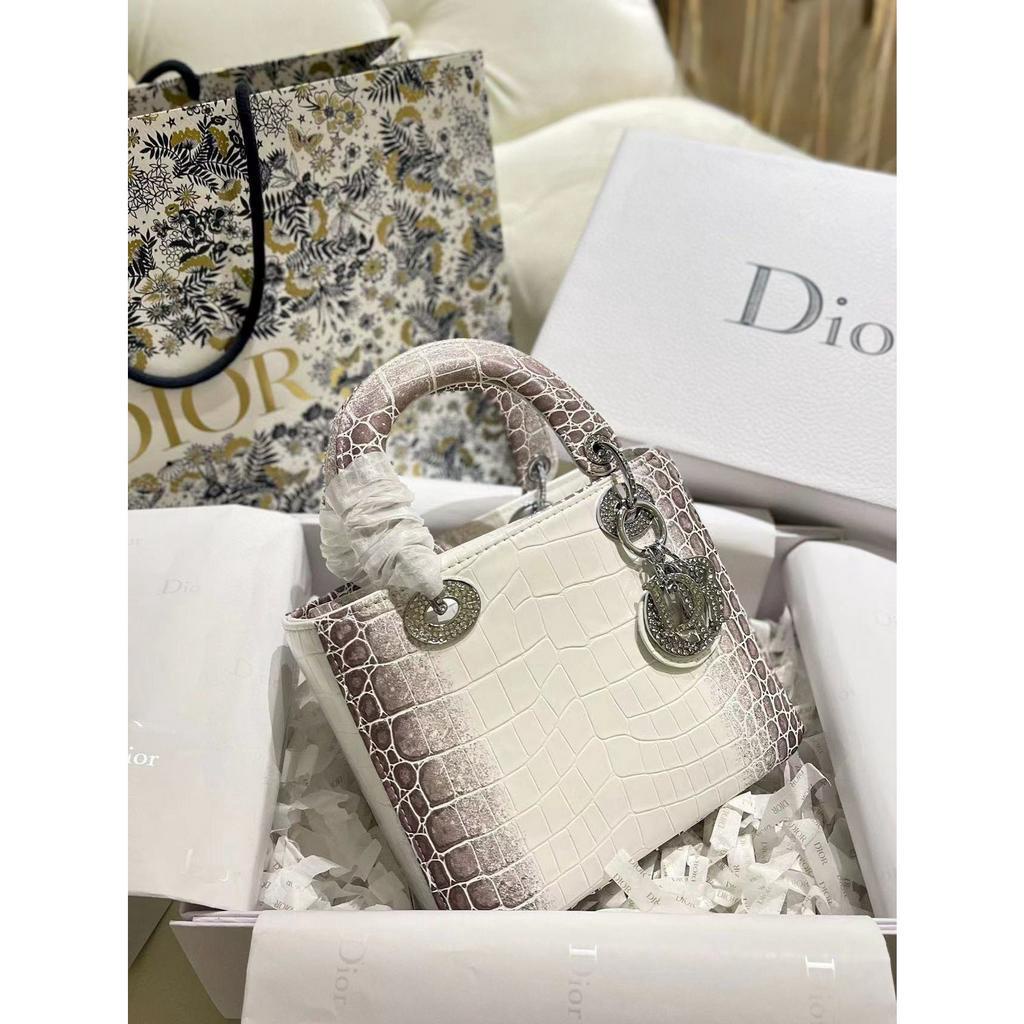 TÚI CD LADY BẠCH TẠNG TAG ĐÍNH ĐÁ SZ17