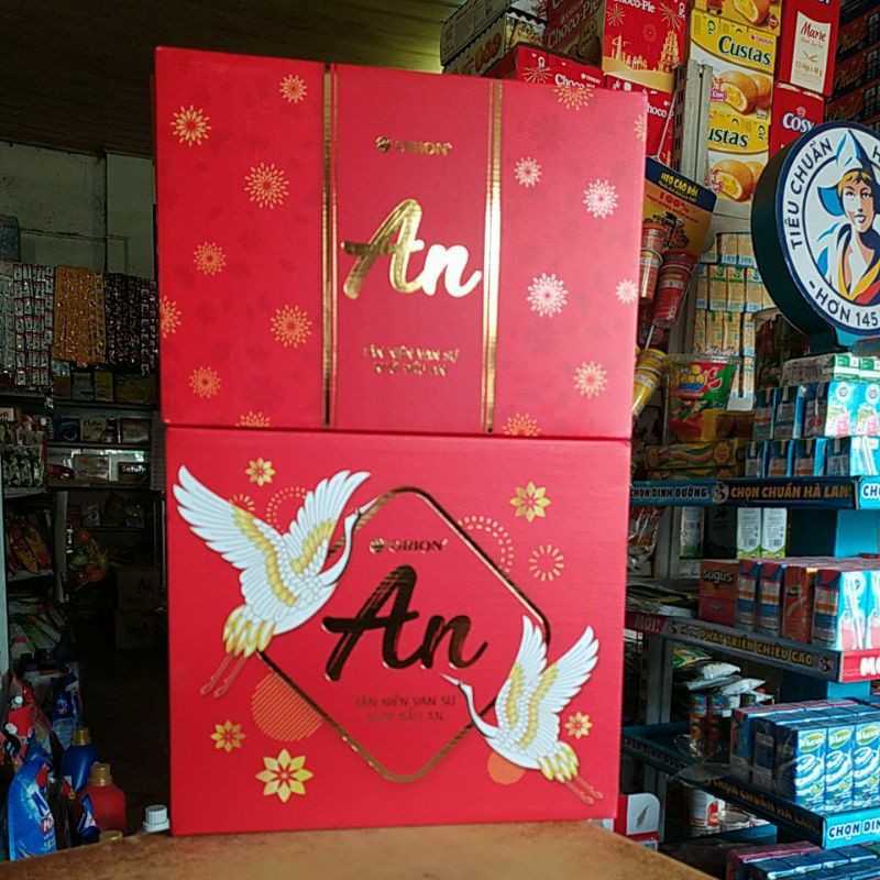 Hộp quà tết An to 976,7 gam , hộp trung703,8 gam có kèm túi xách giấy