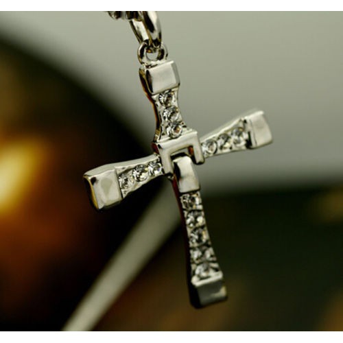 Dây chuyền mặt hình thánh giá trong phim Quá nhanh quá nguy hiểm