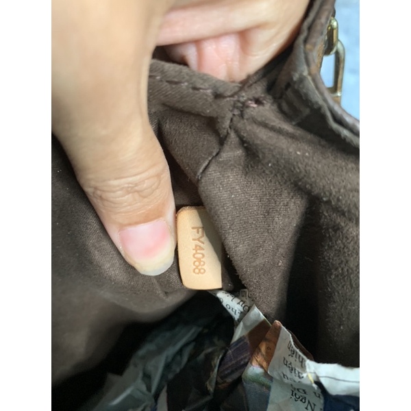 Túi đeo chéo phom hộp l.v