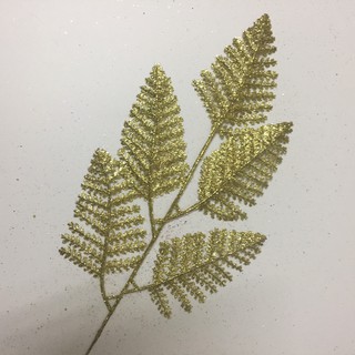 Cành lá me dùng trang trí oản tết