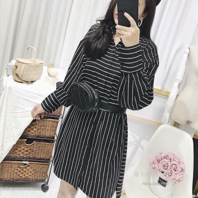 Váy sơmi sọc đứng lệch tà , chất kate lụa mịn cực đẹp. Fom áo rộng chuỵ em nào từ 60kg đổ lại diện ôtôkê hết nghen 😘😘.