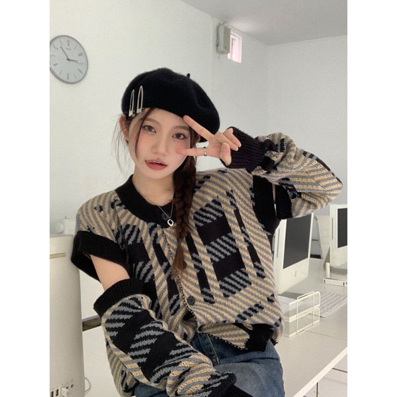 Áo Len Nữ Màu Đen Xám Họa Thiết Kẻ Ô Dài Tay Cut Out Cổ Tròn Phong Cách Ulzzang Cá Tính