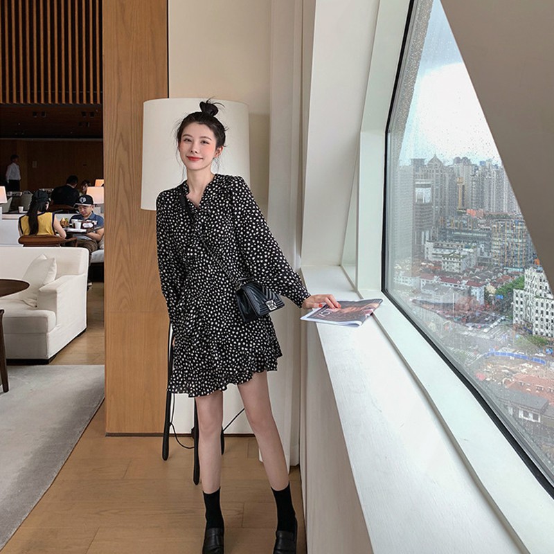 Váy dài tay hoa nhí màu đen cổ V thắt eo xòe ngắn kiểu Pháp mùa thu nhẹ nhàng