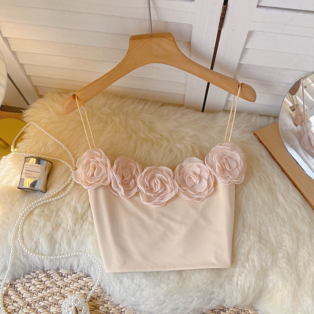 Áo croptop hai dây đính hoa hồng phong cách tiểu thư sang trọng