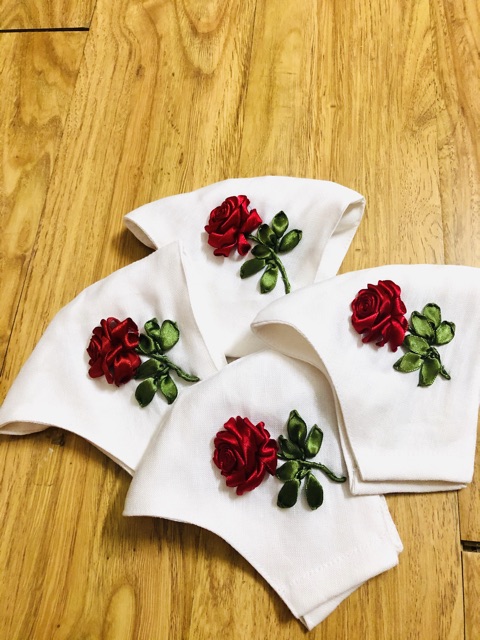 Khẩu trang vải thêu ruy băng | BigBuy360 - bigbuy360.vn