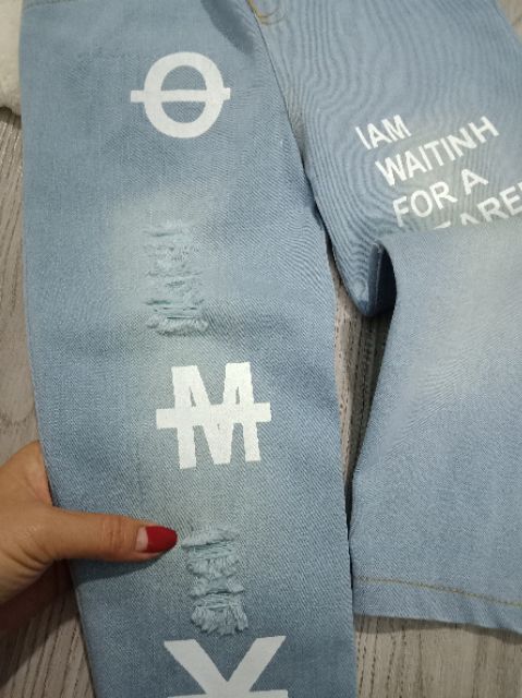 Quần jeans rách chữ IAM cho bé 8-20kg