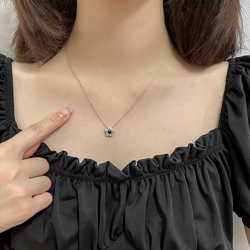 Dây chuyền Haimeikang mặt hình hoa nhỏ màu đen đính kim cương đơn giản dễ phối đồ cho nữ