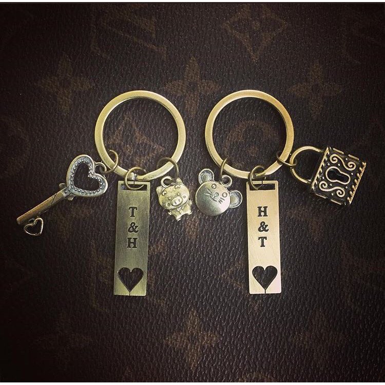 Móc Khóa Khắc Tên Kèm 2 Charm