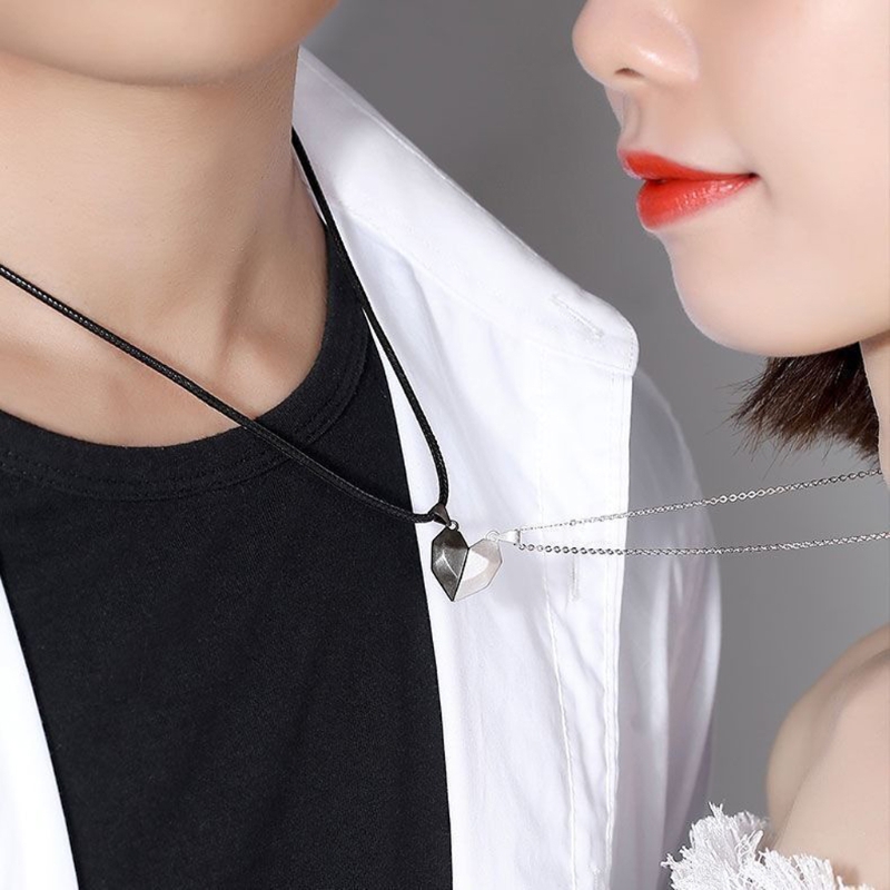 Set 2 Vòng Cổ Choker Mặt Trái Tim Từ Tính Màu Trắng / Đen Thời Trang Cho Cặp Đôi