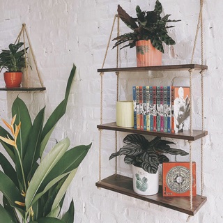 Kệ gỗ dây thừng tối màu gỗ thông tự nhiên decor trang trí