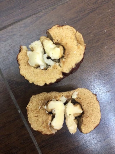 Táo đỏ kẹp óc chó 1kg/thùng