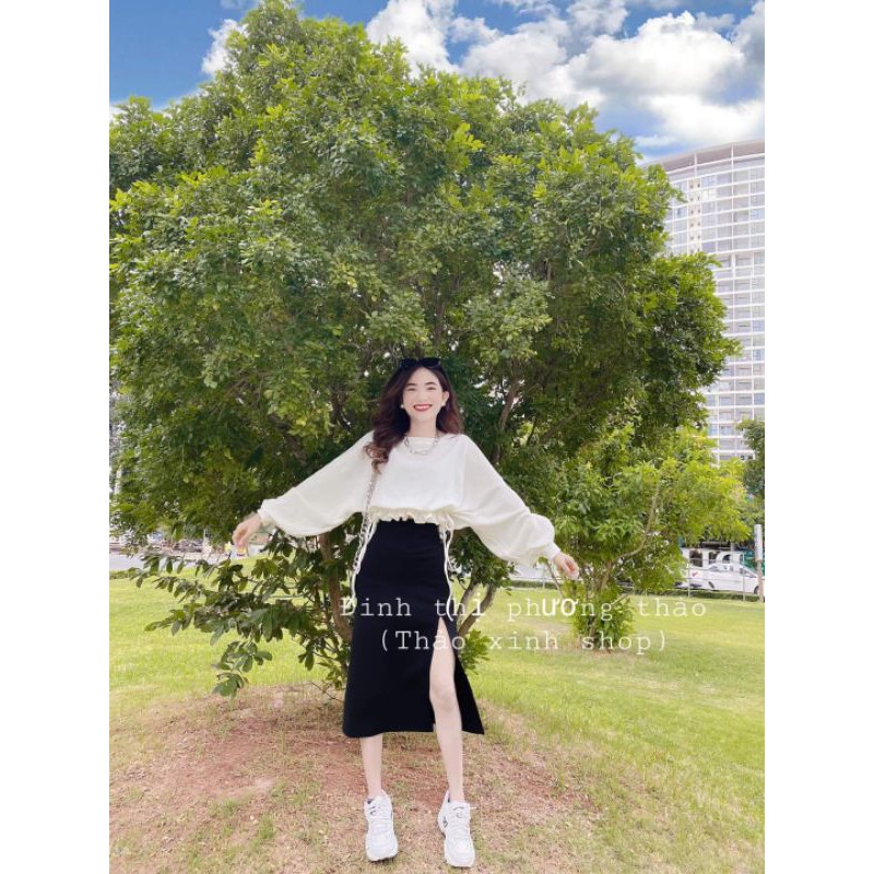 Set áo crotop trắng rút dây thắt nơ trắng kèm chân váy đen xẻ tà
