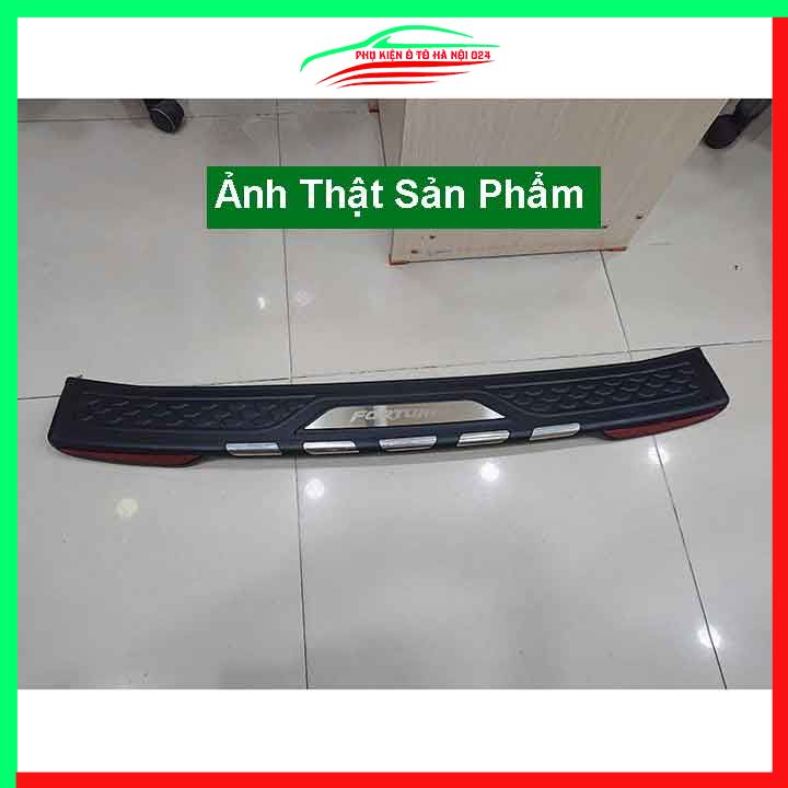 Ốp chống trầy cốp ngoài nhựa đen Fortuner 2009-2015 phản quang trang trí bảo vệ xe