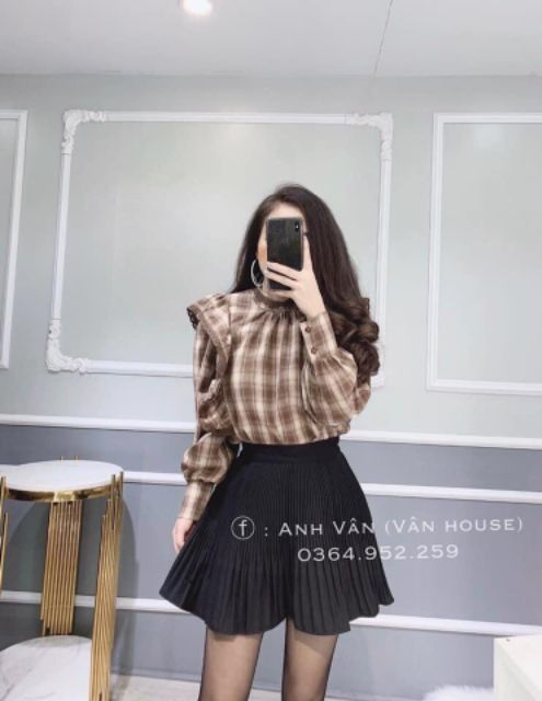 Áo sơ mi bèo caro, cổ lọ, vải phối ren, form chuẩn. Thích hợp phối chân váy đen, quần short. Phù hợp đi làm, đi chơi.