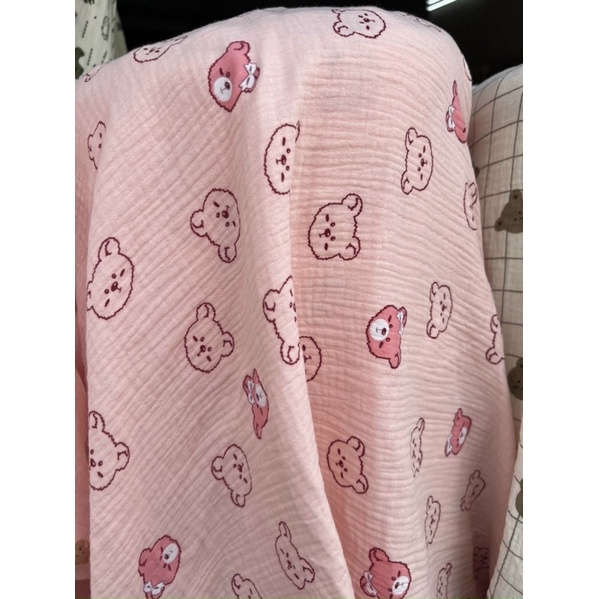 xô muslin gấu xoăn nền hồng siêu xinh và mềm mịn may khăn tắm cho bé