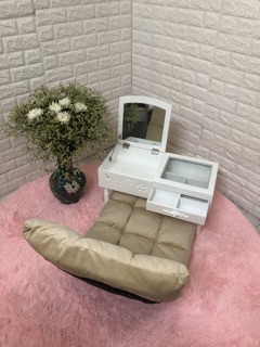 Bàn trang điểm mini màu hồng