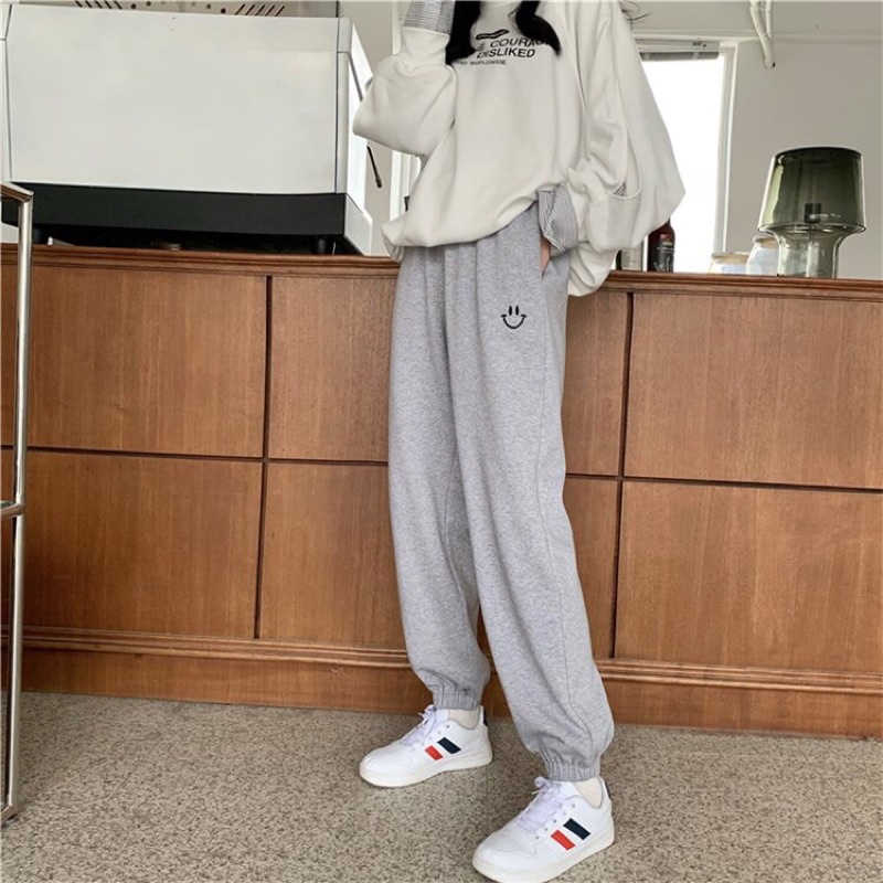 Quần jogger ống rộng bo chun nỉ ngoại thêu mặt cười unisex ulzzang nam nữ